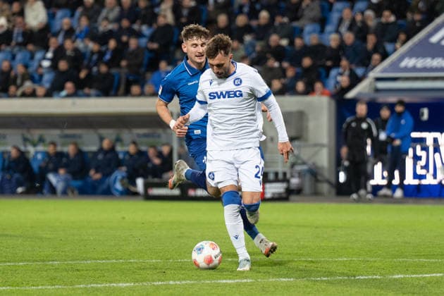 06.12.2025, xhfmx, Fussball 2.Bundesliga, SV Darmstadt 98 - Karlsruher SC Fabian Schleusener (Karlsruher SC) erzielt das 2:2, Matej Maglica (SV Darmstadt 98) kommt zu spät (DFL DFB REGULATIONS PROHIBIT ANY USE OF PHOTOGRAPHS as IMAGE SEQUENCES and or QUASI-VIDEO) Darmstadt