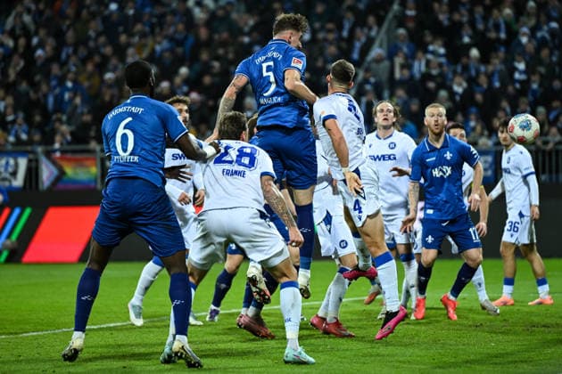 Matej Maglica (SV Darmstadt 1898, 05) schießt das Tor zum 3:2, GER, SV Darmstadt 98 vs Karlsruher SC, Fussball, 2. Bundesliga, 15. Spieltag, Spielzeit 2025 2026, 06.12.2025. DFL REGULATIONS PROHIBIT ANY USE OF PHOTOGRAPHS AS IMAGE SEQUENCES AND OR QUASI-VIDEO GER, SV Darmstadt 98 vs Karlsruher SC, Fussball, 2. Bundesliga, 15. Spieltag, Spielzeit 2025 2026, 06.12.2025. Darmstadt