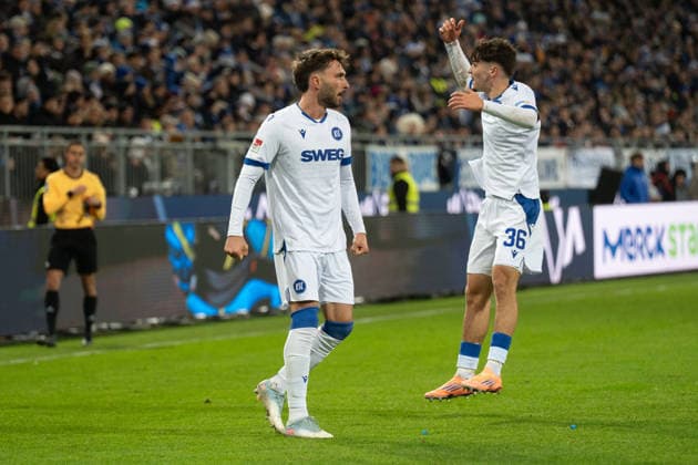 06.12.2025, xhfmx, Fussball 2.Bundesliga, SV Darmstadt 98 - Karlsruher SC Fabian Schleusener (Karlsruher SC) bejubelt mit Rafael Pinto Pedrosa (Karlsruher SC) sein Tor zum 2:2 gegen Darmstadt Tor, Goal, Jubel, Celebration (DFL DFB REGULATIONS PROHIBIT ANY USE OF PHOTOGRAPHS as IMAGE SEQUENCES and or QUASI-VIDEO) Darmstadt