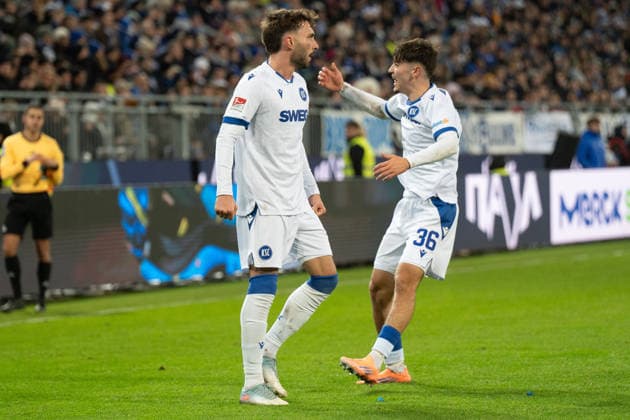 06.12.2025, xhfmx, Fussball 2.Bundesliga, SV Darmstadt 98 - Karlsruher SC Fabian Schleusener (Karlsruher SC) bejubelt mit Rafael Pinto Pedrosa (Karlsruher SC) sein Tor zum 2:2 gegen Darmstadt Tor, Goal, Jubel, Celebration (DFL DFB REGULATIONS PROHIBIT ANY USE OF PHOTOGRAPHS as IMAGE SEQUENCES and or QUASI-VIDEO) Darmstadt