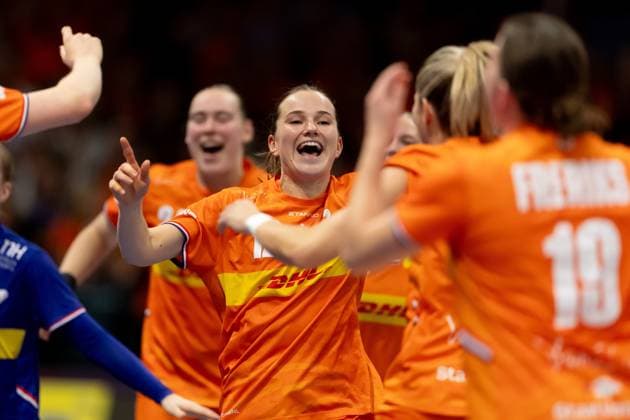 ROTTERDAM - The women s handball team celebrates victory during the Poland-Netherlands group match in the main round of the World Handball Championship in Ahoy Rotterdam. ANP IRIS VAN DEN BROEK xVIxANPxSportx xxANPxIVx 544100082 originalFilename: 544100082.jpg