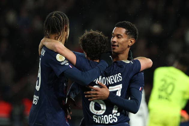 FBL-FRA-LIGUE1-Paris Saint Germain - Stade Rennes Bradley Barcola (Paris Saint-Germain), Joao Neves (Paris Saint-Germain), Senny Mayulu (Paris Saint-Germain) celebrat the goal during the French L1 football match between Paris Saint-Germain (PSG) an Stade Rennes at Parc des Princes Paris ,France, on December 06, 2025. Copyright: JoaquimxFerreira