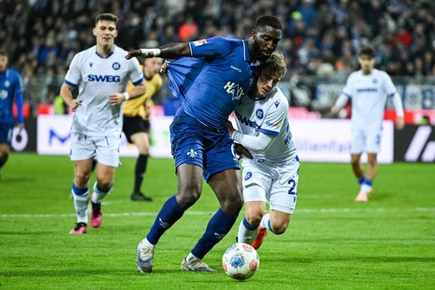 Patric Pfeiffer (SV Darmstadt 1898, 06) im Zweikampf mit Meiko Waeschenbach (Karlsruher SC, 21), GER, SV Darmstadt 98 vs Karlsruher SC, Fussball, 2. Bundesliga, 15. Spieltag, Spielzeit 2025 2026, 06.12.2025. DFL REGULATIONS PROHIBIT ANY USE OF PHOTOGRAPHS AS IMAGE SEQUENCES AND OR QUASI-VIDEO GER, SV Darmstadt 98 vs Karlsruher SC, Fussball, 2. Bundesliga, 15. Spieltag, Spielzeit 2025 2026, 06.12.2025. Darmstadt