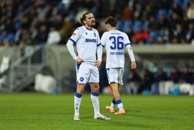 06.12.2025, Fussball 2. Bundesliga, SV Darmstadt 98 - Karlsruher SC, emonline, emspor, despor, v.l., Sebastian Jung (Karlsruher SC), Rafael Pinto Pedrosa (Karlsruher SC) enttaeuscht, enttaeuscht schauend, dissapointed, traurig, frustiert, frust, gefrustet, frustrated DFL DFB REGULATIONS PROHIBIT ANY USE OF PHOTOGRAPHS AS IMAGE SEQUENCES AND OR QUASI-VIDEO. xdcx