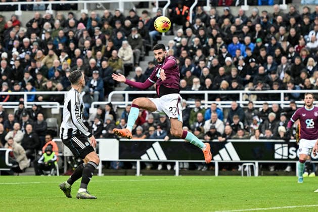 Newcastle United v Burnley - Premier League Armando Broja of Burnley FC heads towards the goal during the Premier League match between Newcastle United and Burnley at St. James s Park in Newcastle, United Kingdom, on December 6, 2025. Newcastle Tyne and Wear United Kingdom  Copyright: xMIxNewsx originalFilename:fletcher-newcastl251206_npPQN.jpg