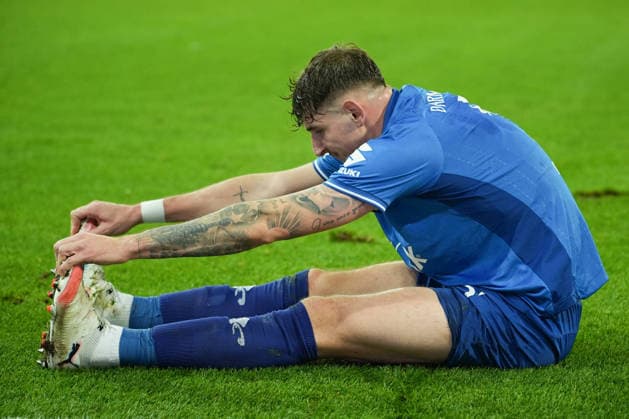 Fussball: 2. Bundesliga, 15. Spieltag, SV Darmstadt 98 - Karlsruher SC am 06.12.2025 in Darmstadt (Merck-Stadion am Böllenfalltor), Deutschland, Saison 2025 2026: DFB DFL REGULATIONS PROHIBIT ANY USE OF PHOTOGRAPHS as IMAGE SEQUENCES and or QUASI-VIDEO: Im Fokus Matej Maglica (5, SVD) mit Krämpfen am Boden. Darmstadt Merck-Stadion am Böllenfalltor Deutschland