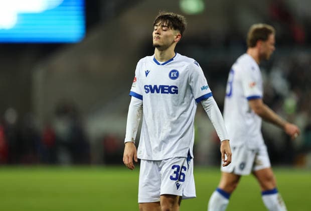 06.12.2025, Fussball 2. Bundesliga, SV Darmstadt 98 - Karlsruher SC, emonline, emspor, despor, v.l., Rafael Pinto Pedrosa (Karlsruher SC) enttaeuscht, enttaeuscht schauend, dissapointed, traurig, frustiert, frust, gefrustet, frustrated DFL DFB REGULATIONS PROHIBIT ANY USE OF PHOTOGRAPHS AS IMAGE SEQUENCES AND OR QUASI-VIDEO. xdcx