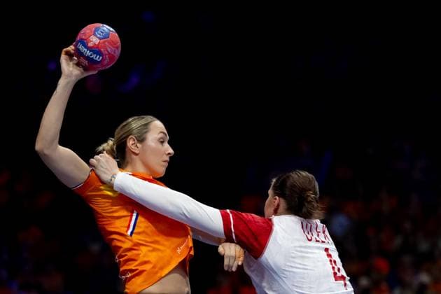 ROTTERDAM - Lois Abbingh of the Netherlands in action during the Poland-Netherlands group match in the main round of the World Handball Championship in Ahoy Rotterdam. ANP IRIS VAN DEN BROEK xVIxANPxSportx xxANPxIVx 544102063 originalFilename: 544102063.jpg