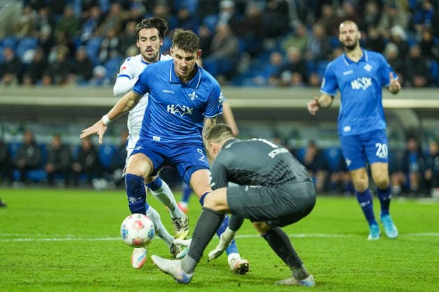 Fussball: 2. Bundesliga, 15. Spieltag, SV Darmstadt 98 - Karlsruher SC am 06.12.2025 in Darmstadt (Merck-Stadion am Böllenfalltor), Deutschland, Saison 2025 2026: DFB DFL REGULATIONS PROHIBIT ANY USE OF PHOTOGRAPHS as IMAGE SEQUENCES and or QUASI-VIDEO: Strafraumszene zwischen Roko Simic (9, KSC), Matej Maglica (5, SVD) und Marcel Schuhen (1, SVD). Darmstadt Merck-Stadion am Böllenfalltor Deutschland