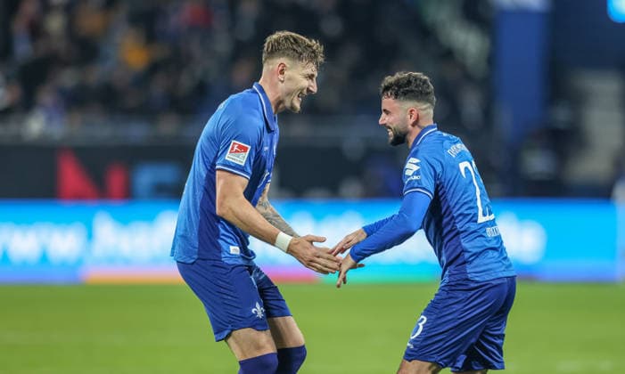 GER, Darmstadt, SV Darmstadt 98 vs Karlsruher SC, 2. Bundesliga, Fussball, DFB, Spielzeit 2025 2026, Merck-Stadion am Böllenfalltor, 15. Spieltag im Bild: Matej Maglica (SV Darmstadt 98 5) erzielt das Tor zum 3:2, Jubel, Freude, Emotionen mit Marco Richter (SV Darmstadt 98 23) DFB DFL REGULATIONS PROHIBIT ANY USE OF PHOTOGRAPHS AS IMAGE SEQUENCES AND OR QUASI-VIDEO, 06.12.2025