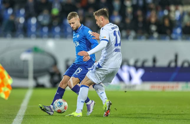 GER, Darmstadt, SV Darmstadt 98 vs Karlsruher SC, 2. Bundesliga, Fussball, DFB, Spielzeit 2025 2026, Merck-Stadion am Böllenfalltor, 15. Spieltag im Bild v.l.: Fabian Nürnberger (SV Darmstadt 98 15), Philipp Förster (Karlsruher SC 11), Zweikampf DFB DFL REGULATIONS PROHIBIT ANY USE OF PHOTOGRAPHS AS IMAGE SEQUENCES AND OR QUASI-VIDEO, 06.12.2025