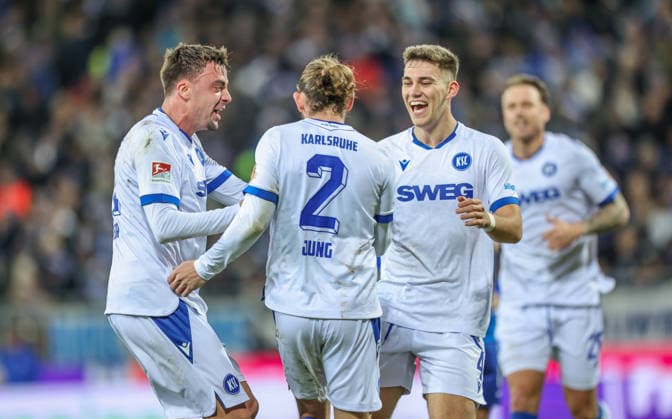 GER, Darmstadt, SV Darmstadt 98 vs Karlsruher SC, 2. Bundesliga, Fussball, DFB, Spielzeit 2025 2026, Merck-Stadion am Böllenfalltor, 15. Spieltag im Bild: Jubel bei Karlsruher SC nach dem Eigentor von Matej Maglica (SV Darmstadt 98 5), Philipp Förster (Karlsruher SC 11), Sebastian Jung (Karlsruher SC 2) DFB DFL REGULATIONS PROHIBIT ANY USE OF PHOTOGRAPHS AS IMAGE SEQUENCES AND OR QUASI-VIDEO, 06.12.2025