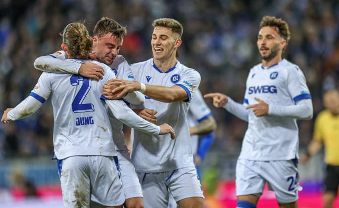 GER, Darmstadt, SV Darmstadt 98 vs Karlsruher SC, 2. Bundesliga, Fussball, DFB, Spielzeit 2025 2026, Merck-Stadion am Böllenfalltor, 15. Spieltag im Bild: Jubel bei Karlsruher SC nach dem Eigentor von Matej Maglica (SV Darmstadt 98 5), Philipp Förster (Karlsruher SC 11), Sebastian Jung (Karlsruher SC 2), 0:1 DFB DFL REGULATIONS PROHIBIT ANY USE OF PHOTOGRAPHS AS IMAGE SEQUENCES AND OR QUASI-VIDEO, 06.12.2025