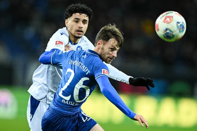 Eymen Laghrissi (Karlsruher SC, 44) im Zweikampf mit Matthias Bader (SV Darmstadt 1898, 26), GER, SV Darmstadt 98 vs Karlsruher SC, Fussball, 2. Bundesliga, 15. Spieltag, Spielzeit 2025 2026, 06.12.2025. DFL REGULATIONS PROHIBIT ANY USE OF PHOTOGRAPHS AS IMAGE SEQUENCES AND OR QUASI-VIDEO GER, SV Darmstadt 98 vs Karlsruher SC, Fussball, 2. Bundesliga, 15. Spieltag, Spielzeit 2025 2026, 06.12.2025. Darmstadt