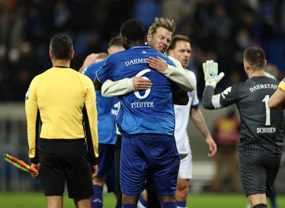 06.12.2025, Fussball 2. Bundesliga, SV Darmstadt 98 - Karlsruher SC, emonline, emspor, despor, v.l., Patric Pfeiffer (SV Darmstadt 98), Trainer Florian Kohfeldt (SV Darmstadt 98) jubelnd bejubelt jubelt jubeln über den Sieg DFL DFB REGULATIONS PROHIBIT ANY USE OF PHOTOGRAPHS AS IMAGE SEQUENCES AND OR QUASI-VIDEO. xdcx