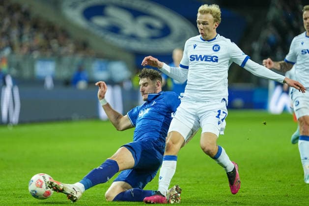Fussball: 2. Bundesliga, 15. Spieltag, SV Darmstadt 98 - Karlsruher SC am 06.12.2025 in Darmstadt (Merck-Stadion am Böllenfalltor), Deutschland, Saison 2025 2026: DFB DFL REGULATIONS PROHIBIT ANY USE OF PHOTOGRAPHS as IMAGE SEQUENCES and or QUASI-VIDEO: Leon Opitz (17, KSC) im Zweikampf mit Matej Maglica (5, SVD). Darmstadt Merck-Stadion am Böllenfalltor Deutschland
