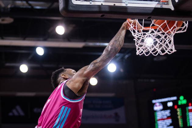 easyCredit Basketball Bundesliga, Telekom Baskets Bonn vs. Niners.Chemnitz, 06.12.2025 Jeff Garrett Jr. (Telekom Baskets Bonn 4) knallt den Ball ins Netz -- easyCredit Basketball Bundesliga, Telekom Baskets Bonn vs. Niners.Chemnitz, 06.12.2025, Telekom Dome Bonn Copyright: xBEAUTIFULxSPORTS Derixx