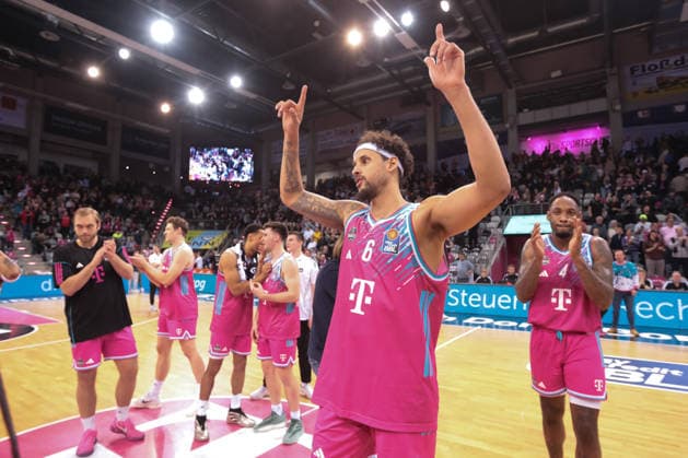 Michael Kessens (Bonn) beim Schlussjubel, Telekom Baskets Bonn vs Niners Chemnitz, easyCredit BBL, 9. Spieltag, Bonn, 06.12.2025.