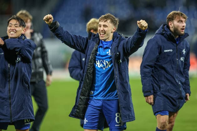 GER, Darmstadt, SV Darmstadt 98 vs Karlsruher SC, 2. Bundesliga, Fussball, DFB, Spielzeit 2025 2026, Merck-Stadion am Böllenfalltor, 15. Spieltag im Bild: Freude, Jubel und Emotionen bei Darmstadt 98 nach dem Sieg nach 3:2 Toren gegen Karlsruhe, Luca Marseiler (SV Darmstadt 98 8) DFB DFL REGULATIONS PROHIBIT ANY USE OF PHOTOGRAPHS AS IMAGE SEQUENCES AND OR QUASI-VIDEO, 06.12.2025