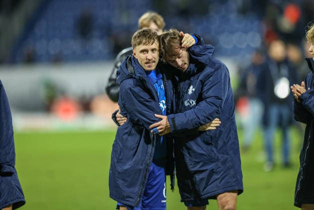 GER, Darmstadt, SV Darmstadt 98 vs Karlsruher SC, 2. Bundesliga, Fussball, DFB, Spielzeit 2025 2026, Merck-Stadion am Böllenfalltor, 15. Spieltag im Bild: Freude, Jubel und Emotionen bei Darmstadt 98 nach dem Sieg nach 3:2 Toren gegen Karlsruhe, Luca Marseiler (SV Darmstadt 98 8), Killian Corredor (SV Darmstadt 98 34) DFB DFL REGULATIONS PROHIBIT ANY USE OF PHOTOGRAPHS AS IMAGE SEQUENCES AND OR QUASI-VIDEO, 06.12.2025
