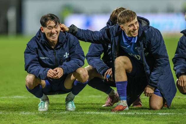 GER, Darmstadt, SV Darmstadt 98 vs Karlsruher SC, 2. Bundesliga, Fussball, DFB, Spielzeit 2025 2026, Merck-Stadion am Böllenfalltor, 15. Spieltag im Bild: Freude, Jubel und Emotionen bei Darmstadt 98 nach dem Sieg nach 3:2 Toren gegen Karlsruhe, Luca Marseiler (SV Darmstadt 98 8), Hiroki Akiyama (SV Darmstadt 98) DFB DFL REGULATIONS PROHIBIT ANY USE OF PHOTOGRAPHS AS IMAGE SEQUENCES AND OR QUASI-VIDEO, 06.12.2025
