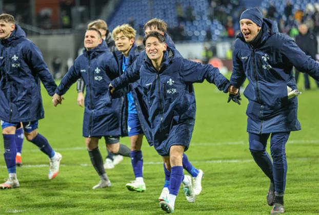 GER, Darmstadt, SV Darmstadt 98 vs Karlsruher SC, 2. Bundesliga, Fussball, DFB, Spielzeit 2025 2026, Merck-Stadion am Böllenfalltor, 15. Spieltag im Bild: Freude, Jubel und Emotionen bei Darmstadt 98 nach dem Sieg nach 3:2 Toren gegen Karlsruhe DFB DFL REGULATIONS PROHIBIT ANY USE OF PHOTOGRAPHS AS IMAGE SEQUENCES AND OR QUASI-VIDEO, 06.12.2025