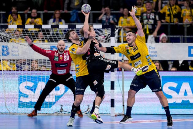 v.li.: Steven Plucnar Jacobsen (RNL, 9), Andri Mar Runarsson (HCE, 4), Jannik Kohlbacher (RNL, 80), Zweikampf, Spielszene, Duell, duel, tackle, tackling, Dynamik, Action, Aktion, 06.12.2025, Mannheim (Deutschland), Handball, Bundesliga, Rhein-Neckar Löwen - HC Erlangen