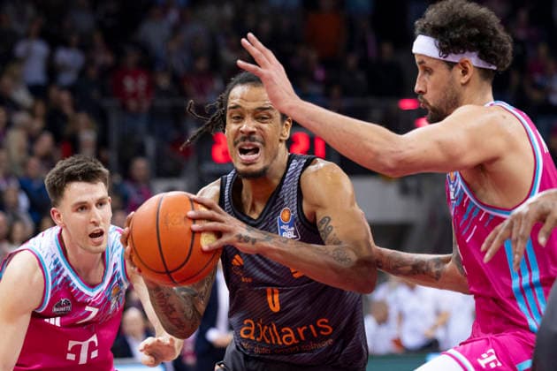 Kevin YEBO (CHE 0, li.) am Ball, im Zweikampf gegen Michael KESSENS (BON 6, re.), Aktion. Halbzeit 42:38, Basketball 1.Bundesliga Telekom Baskets Bonn-NINERS Chemnitz BON vs CHE Hauptrunde 9. Spieltag, im T E L E K O M D O M E, am 06.12.2025, Â