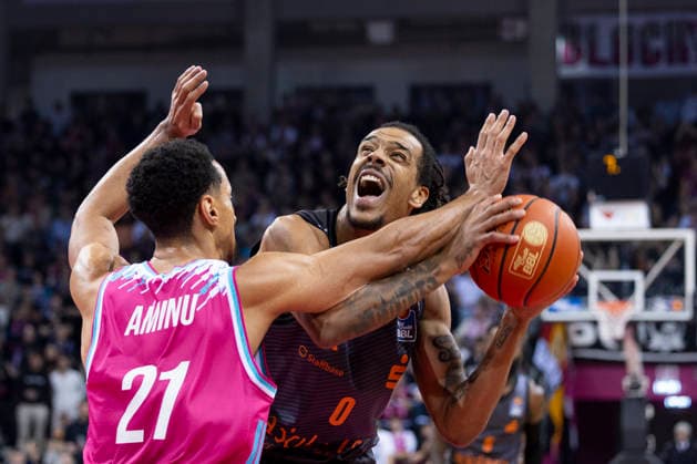 Kevin YEBO (CHE 0, re.) am Ball, im Zweikampf gegen Joel AMINU (BON 21, li.), Aktion. Halbzeit 42:38, Basketball 1.Bundesliga Telekom Baskets Bonn-NINERS Chemnitz BON vs CHE Hauptrunde 9. Spieltag, im T E L E K O M D O M E, am 06.12.2025, Â