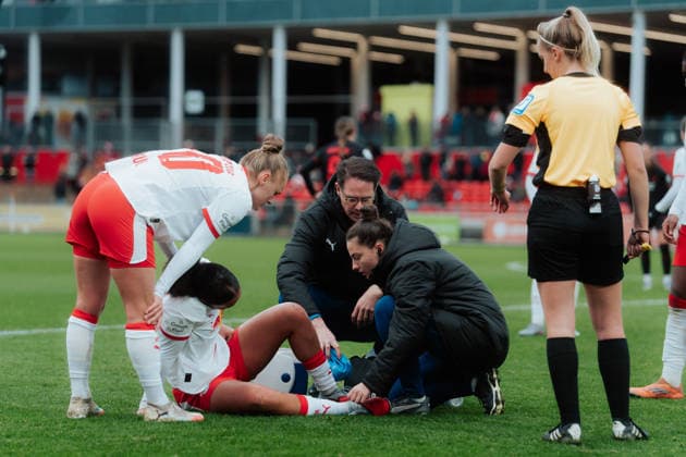 06.12.25, Frauen, Fussball, Google Pixel Frauen Bundesliga, Saison 2025 2026, Bayer 04 Leverkusen - RB Leipzig, 12. Spieltag Lisa Baum ( 11 - RB Leipzig) mit Verletzung in Behandlung Leverkusen Ulrich-Haberland-Stadion NRW Deutschland