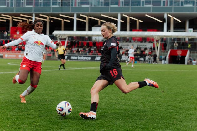 06.12.25, Frauen, Fussball, Google Pixel Frauen Bundesliga, Saison 2025 2026, Bayer 04 Leverkusen - RB Leipzig, 12. Spieltag Sofie Zdebel ( 16 - Bayer 04 Leverkusen) Schuss vor Delice Boboy ( 17 - RB Leipzig) Leverkusen Ulrich-Haberland-Stadion NRW Deutschland