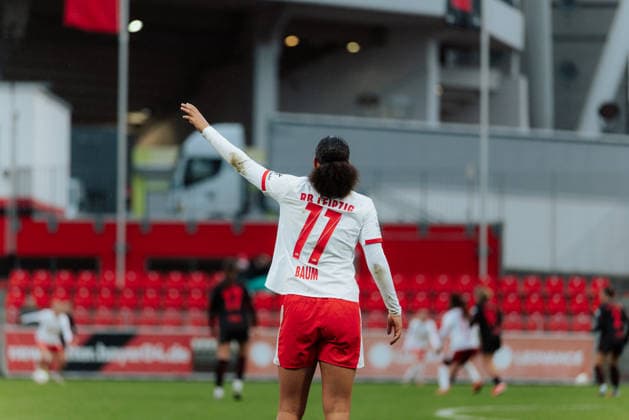 06.12.25, Frauen, Fussball, Google Pixel Frauen Bundesliga, Saison 2025 2026, Bayer 04 Leverkusen - RB Leipzig, 12. Spieltag Lisa Baum ( 11 - RB Leipzig) gibt Anweisungen, Rückansicht Leverkusen Ulrich-Haberland-Stadion NRW Deutschland