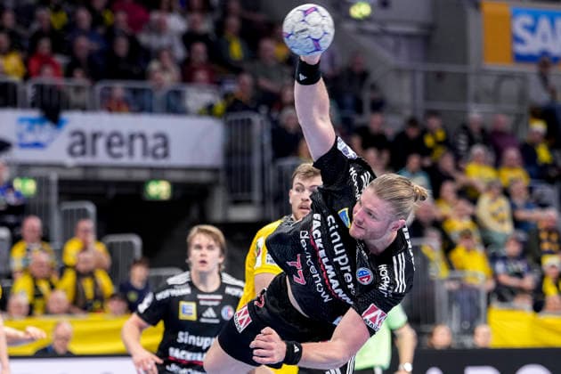 Maciej Gebala (HCE, 77), beim Sprungwurf, Wurf, Torwurf, Action, Aktion, Spielszene, Einzelbild, Einzelfoto, 06.12.2025, Mannheim (Deutschland), Handball, Bundesliga, Rhein-Neckar Löwen - HC Erlangen