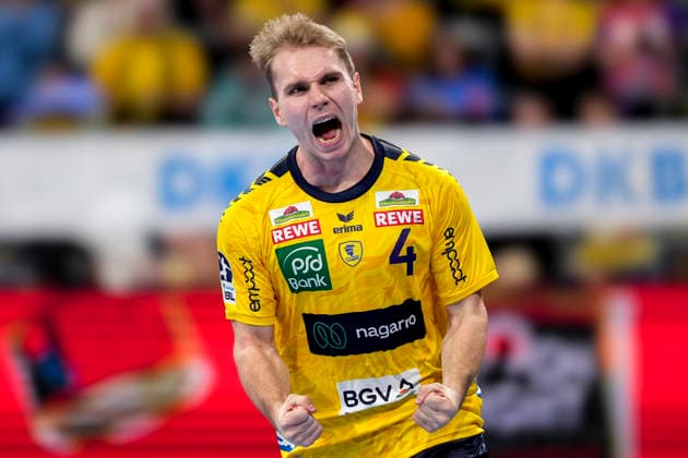 Torschütze Mathias Larson (RNL, 4), jubelt über ein Tor, Jubel, jubeln, Torjubel, Torerfolg, celebrate the goal, goal, celebration, jubelt ueber das Tor, Freuen, Freude, freut sich, optimistisch, positiv, Spielszene, Highlight, Einzelbild, Einzelfoto, Aktion, Action, Spieler der Rhein-Neckar-Löwen, 06.12.2025, Mannheim (Deutschland), Handball, Bundesliga, Rhein-Neckar Löwen - HC Erlangen