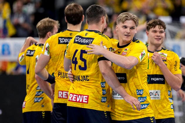 Spieler der Rhein-Neckar-Löwen vorne v.li. mit Halil Jaganjac (RNL, 45) und Elias Ciudad Benitez (RNL, 41), Jubel nach dem Schlusspfiff, Freude über den Sieg, Sieger, Gewinner, jubelt, jubeln, fröhlich, positiv, freut sich, freuen, optimistisch, Highlight, Action, Aktion, 06.12.2025, Mannheim (Deutschland), Handball, Bundesliga, Rhein-Neckar Löwen - HC Erlangen