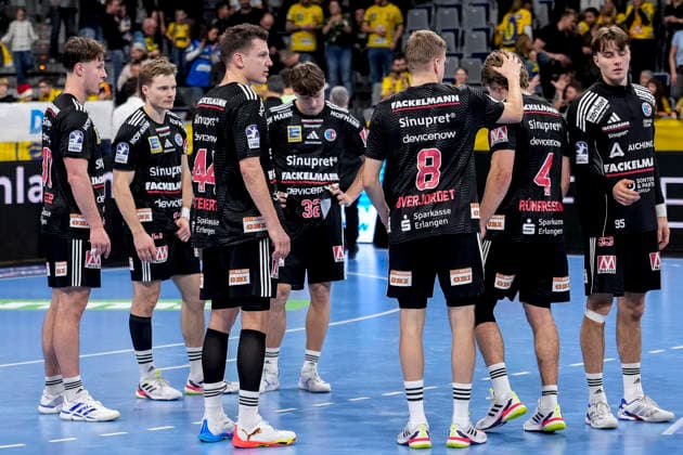 Spieler vom HC Erlangen, enttäuscht über die Niederlage, Enttäuschung nach dem Schlusspfiff, Highlight, Verlierer, verloren, Frustration, disappointed, pessimistisch, 06.12.2025, Mannheim (Deutschland), Handball, Bundesliga, Rhein-Neckar Löwen - HC Erlangen