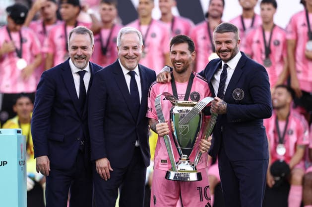 FT. LAUDERDALE, FL - DECEMBER 06: Inter Miami forward Lionel Messi (10) poses witht he MLS, Fussball Herren, USA tropjy and Inter Miami owners following the 2025 MLS Cup Finals between the Vancouver Whitecaps and Inter Miami CF on Saturday, December 6, 2025 at Chase Stadium in Fort Lauderdale, FL. (Photo by Peter Joneleit Icon Sportswire) SOCCER: DEC 06 MLS Cup 2025 Inter Miami CF vs Vancouver Whitecaps FC EDITORIAL USE ONLY Icon251206042