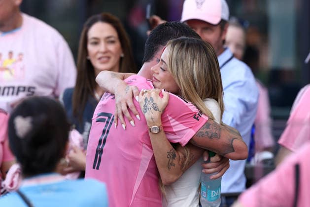 FT. LAUDERDALE, FL - DECEMBER 06: Inter Miami midfielder Rodrigo de Paul (7) gets s hug from his wife following the 2025 MLS, Fussball Herren, USA Cup Finals between the Vancouver Whitecaps and Inter Miami CF on Saturday, December 6, 2025 at Chase Stadium in Fort Lauderdale, FL. (Photo by Peter Joneleit Icon Sportswire) SOCCER: DEC 06 MLS Cup 2025 Inter Miami CF vs Vancouver Whitecaps FC EDITORIAL USE ONLY Icon251206050