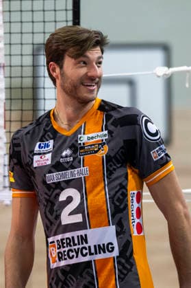 1.Volleyball Bundesliga -Saison 2025 2026 Cerebricks Volley Goats Mitteldeutschland vs.Berlin Recycling Volleys Halle, Deutschland 06. Dezember 2025: Im Bild:Matthew Knigge (Berlin) lachend, laechelnd, gut gelaunt, grinst, grinsend, Halle Saale swh.Arena Sachsen-Anhalt Deutschland