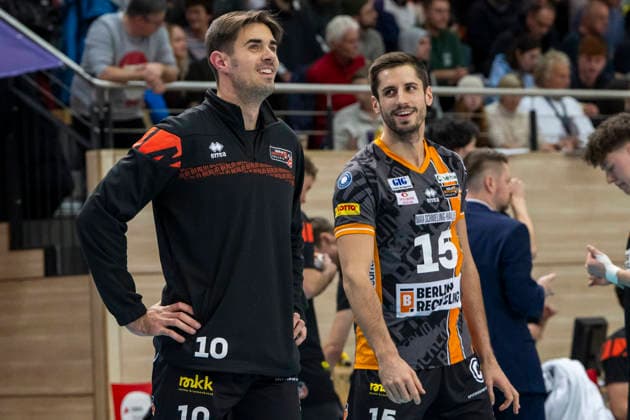 1.Volleyball Bundesliga -Saison 2025 2026 Cerebricks Volley Goats Mitteldeutschland vs.Berlin Recycling Volleys Halle, Deutschland 06. Dezember 2025: Im Bild:v.li.Daniel Malescha (Berlin) und Moritz Reichert (Berlin) Halle Saale swh.Arena Sachsen-Anhalt Deutschland