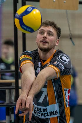 1.Volleyball Bundesliga -Saison 2025 2026 Cerebricks Volley Goats Mitteldeutschland vs.Berlin Recycling Volleys Halle, Deutschland 06. Dezember 2025: Im Bild:Simon Plaskie (Berlin) Halle Saale swh.Arena Sachsen-Anhalt Deutschland