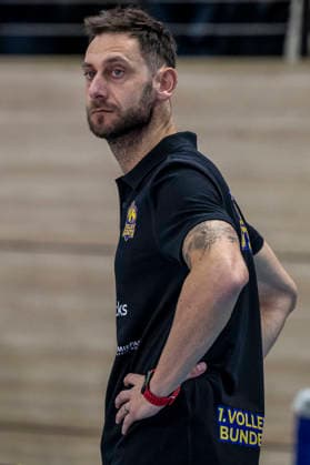 1.Volleyball Bundesliga -Saison 2025 2026 Cerebricks Volley Goats Mitteldeutschland vs.Berlin Recycling Volleys Halle, Deutschland 06. Dezember 2025: Im Bild:Trainer Christian Imhoff (Bitterfeld) Halle Saale swh.Arena Sachsen-Anhalt Deutschland