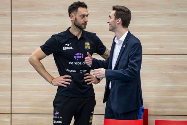 1.Volleyball Bundesliga -Saison 2025 2026 Cerebricks Volley Goats Mitteldeutschland vs.Berlin Recycling Volleys Halle, Deutschland 06. Dezember 2025: Im Bild:v.li.Trainer Christian Imhoff (Bitterfeld) und Geschaeftsfuehrer Lukas Thielemann (Bitterfeld) Halle Saale swh.Arena Sachsen-Anhalt Deutschland