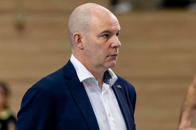 1.Volleyball Bundesliga -Saison 2025 2026 Cerebricks Volley Goats Mitteldeutschland vs.Berlin Recycling Volleys Halle, Deutschland 06. Dezember 2025: Im Bild:Trainer Joel Banks (Berlin) Halle Saale swh.Arena Sachsen-Anhalt Deutschland
