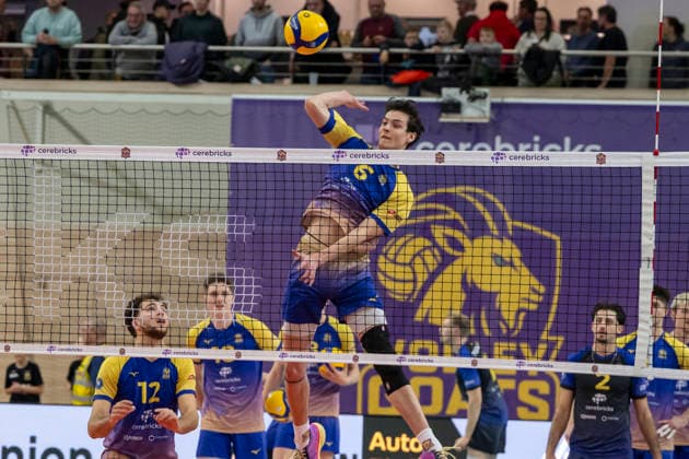 1.Volleyball Bundesliga -Saison 2025 2026 Cerebricks Volley Goats Mitteldeutschland vs.Berlin Recycling Volleys Halle, Deutschland 06. Dezember 2025: Im Bild:Holden Maryott (Bitterfeld) Halle Saale swh.Arena Sachsen-Anhalt Deutschland