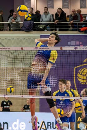 1.Volleyball Bundesliga -Saison 2025 2026 Cerebricks Volley Goats Mitteldeutschland vs.Berlin Recycling Volleys Halle, Deutschland 06. Dezember 2025: Im Bild:Holden Maryott (Bitterfeld) Halle Saale swh.Arena Sachsen-Anhalt Deutschland
