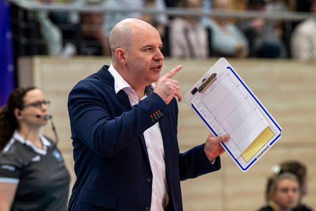 1.Volleyball Bundesliga -Saison 2025 2026 Cerebricks Volley Goats Mitteldeutschland vs.Berlin Recycling Volleys Halle, Deutschland 06. Dezember 2025: Im Bild: Trainer Joel Banks (Berlin) Halle Saale swh.Arena Sachsen-Anhalt Deutschland