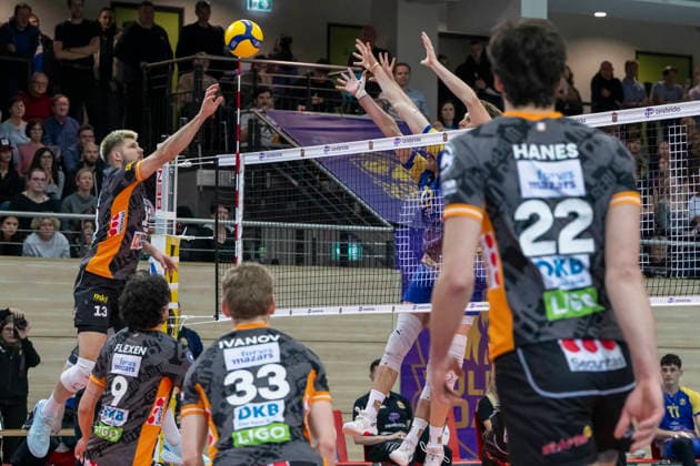 1.Volleyball Bundesliga -Saison 2025 2026 Cerebricks Volley Goats Mitteldeutschland vs.Berlin Recycling Volleys Halle, Deutschland 06. Dezember 2025: Im Bild:v.li.Ruben Schott (Berlin), Nolan Flexen (Berlin) und Fedor Ivanov (Berlin) Halle Saale swh.Arena Sachsen-Anhalt Deutschland