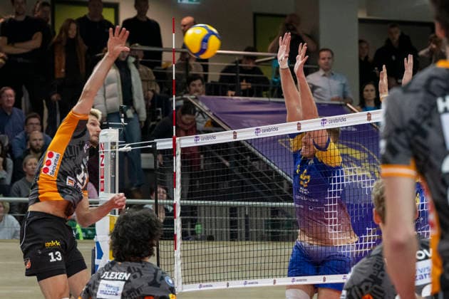 1.Volleyball Bundesliga -Saison 2025 2026 Cerebricks Volley Goats Mitteldeutschland vs.Berlin Recycling Volleys Halle, Deutschland 06. Dezember 2025: Im Bild:v.li.Ruben Schott (Berlin) und Paul Stommel (Bitterfeld) Halle Saale swh.Arena Sachsen-Anhalt Deutschland