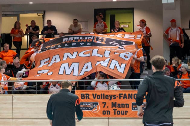 1.Volleyball Bundesliga -Saison 2025 2026 Cerebricks Volley Goats Mitteldeutschland vs.Berlin Recycling Volleys Halle, Deutschland 06. Dezember 2025: Im Bild:Fanblock Berlin Halle Saale swh.Arena Sachsen-Anhalt Deutschland